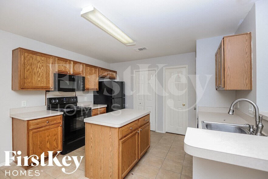 Building Photo - 729 Pace Dr