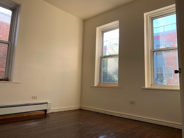 Building Photo - Spacious three Bedroom!!!