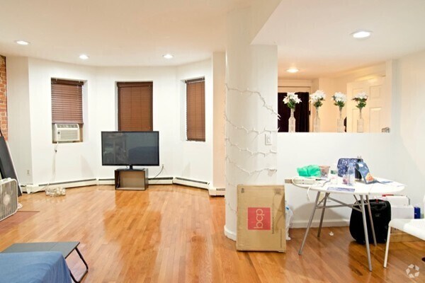 Building Photo - 390 Riverway