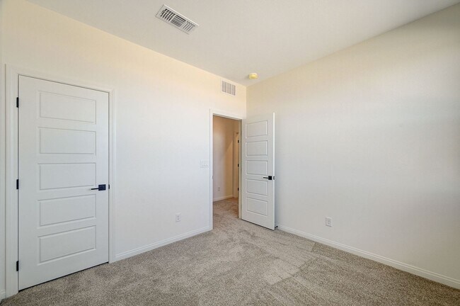 Building Photo - Stunning Summerlin townhome! 2 car garage!