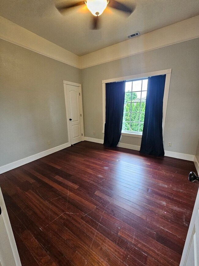 Building Photo - 2982 Rosedale Terrace