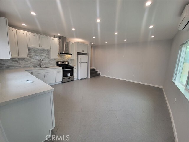 Primary Photo - 14728 Kingsbury St