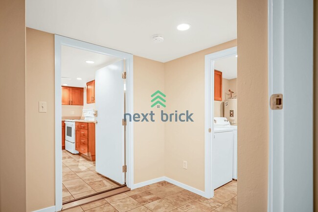 Building Photo - Charming 1-bedroom, 1-bathroom unit in Gre...