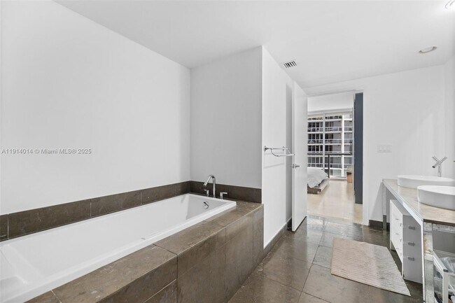 Building Photo - 495 Brickell Ave