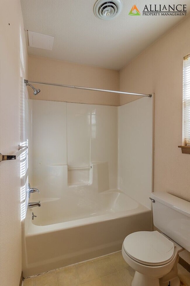 Building Photo - Bluemont Ave. 815-817