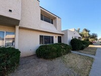 Building Photo - 2233 W Farmdale Ave