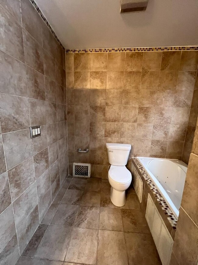 Building Photo - 1723 Maine St