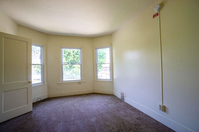 Building Photo - Available 06/01/26 - 5 Bedroom Townhouse c...