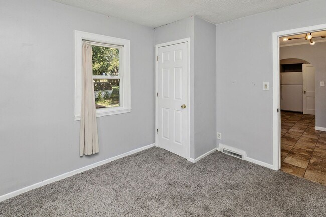 Building Photo - GREAT BACKYARD!! 3 Bed, 1 Bath Home in Des Moines