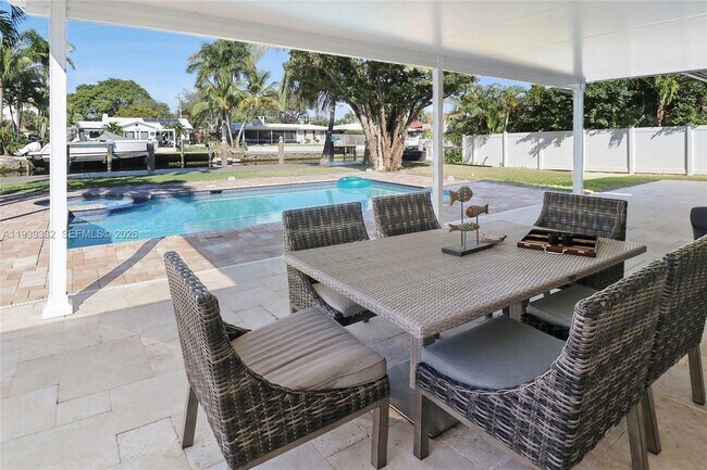 Building Photo - 2031 NE 14th Ct