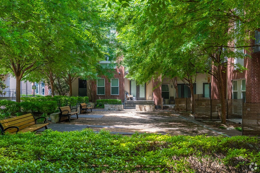 Courtyard - Oaks 5th Street Crossing at City Center