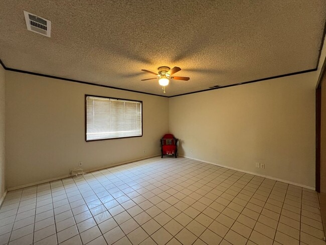 Building Photo - 3 Bedroom 2 Bathroom House with RV Parking...