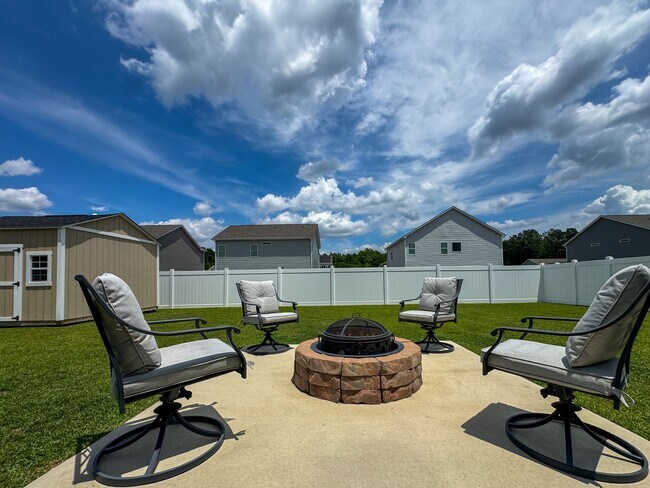 Building Photo - Stunning 5 Bed 4.5 Bath Fayetteville Home with Fenced Yard