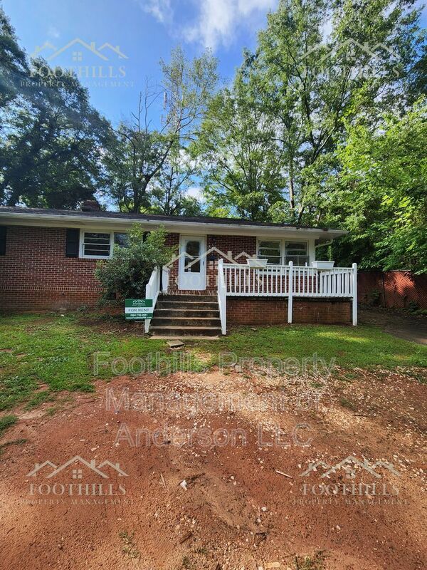 Primary Photo - 204 Pine Ln