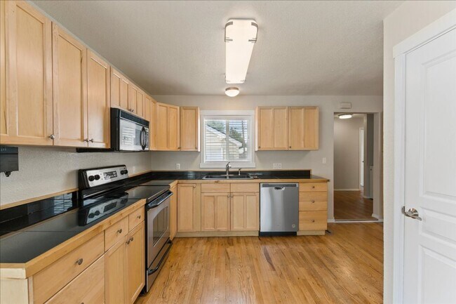 Building Photo - Remodeled 5 Bedroom Home Close to Boise St...