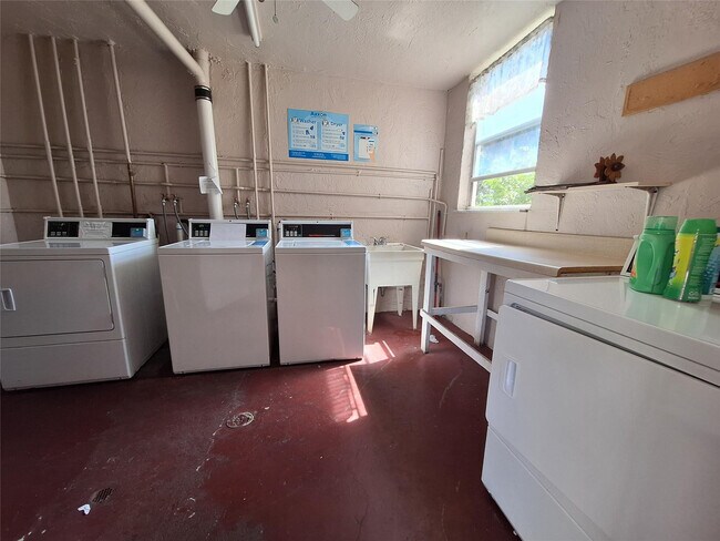 Building Photo - 2821 Somerset Dr