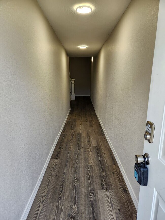Building Photo - Spacious 2-Bedroom, 1-Bathroom Home AVAILA...