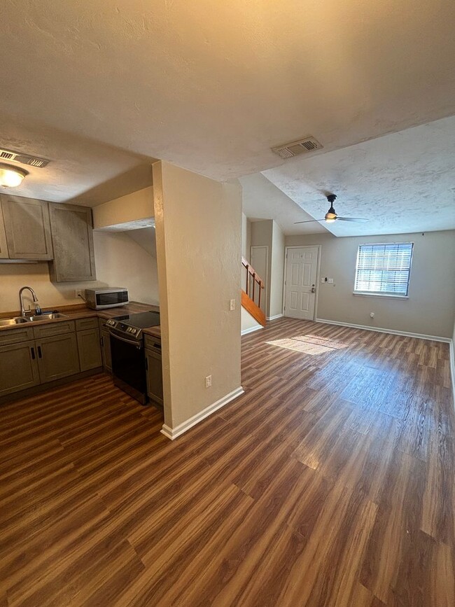 Building Photo - Spacious, Updated 3x2 Townhome Near FSU & TCC