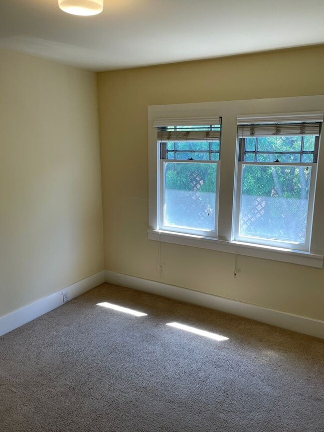 Building Photo - Great West Side Location!!