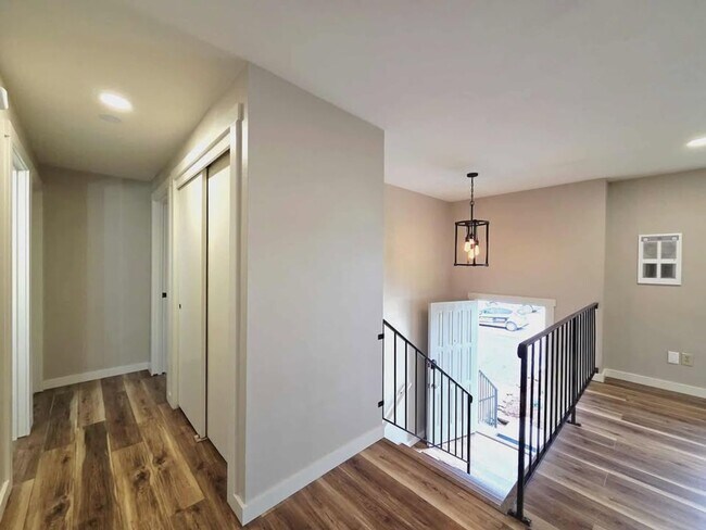 Building Photo - **Gorgeous Renovated 3 Bed 2.5 Bath Duplex...