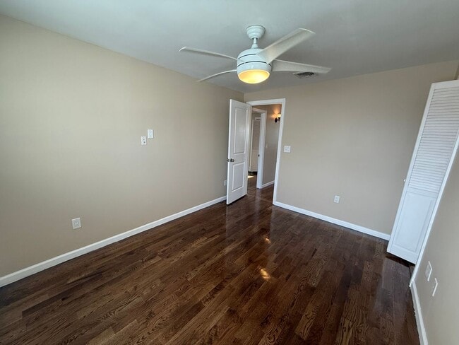 Building Photo - Mint 2 Bed/2 Bath Single-Family Home in Howard Beach!