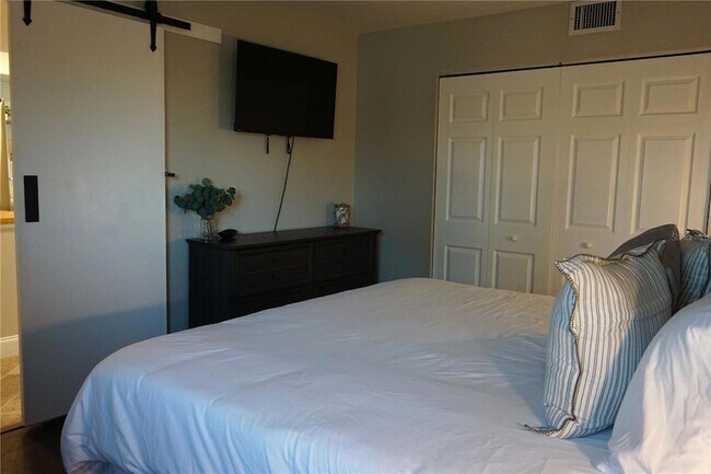 Building Photo - 534 Pinellas Bayway S