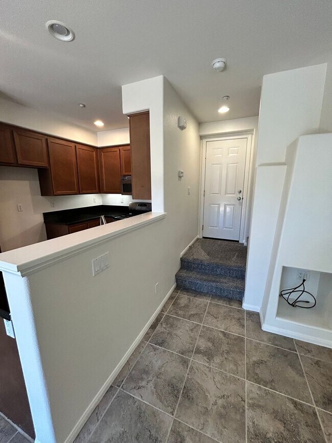 Building Photo - 3 bed 2 car garage condo for rent in Murrieta