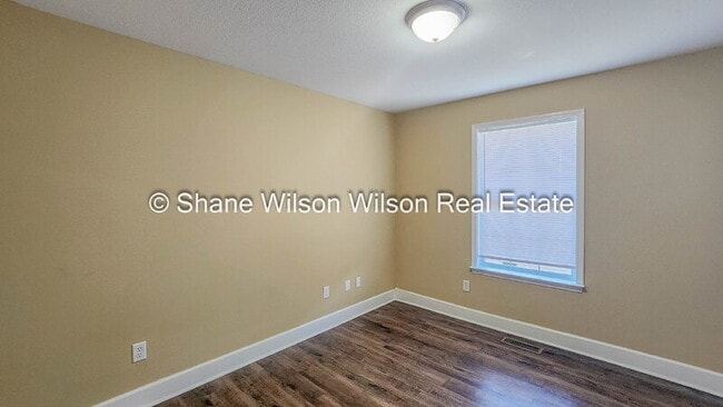 Building Photo - 110 2nd St