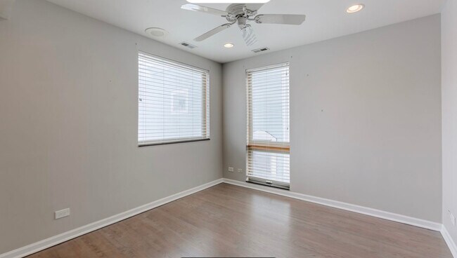 Building Photo - 308 W Evergreen Ave