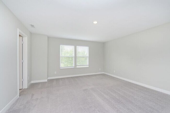 Building Photo - Like New 5 Bedroom 3 Full Bath With Fenced...