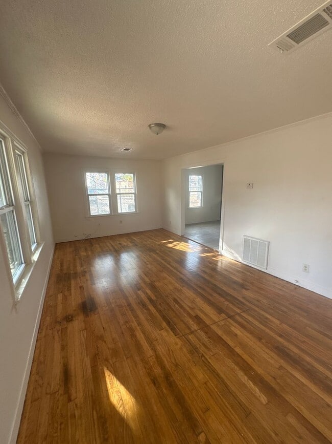 Building Photo - 723 Hall St