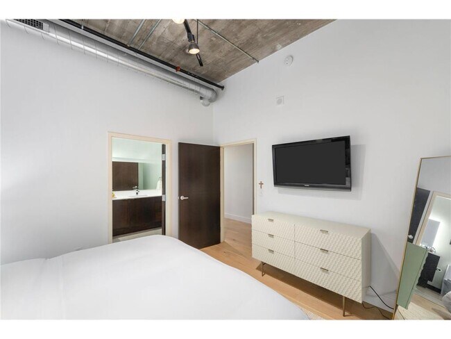 Building Photo - 618 N Washington Ave