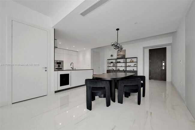 Building Photo - 300 Biscayne Blvd Way