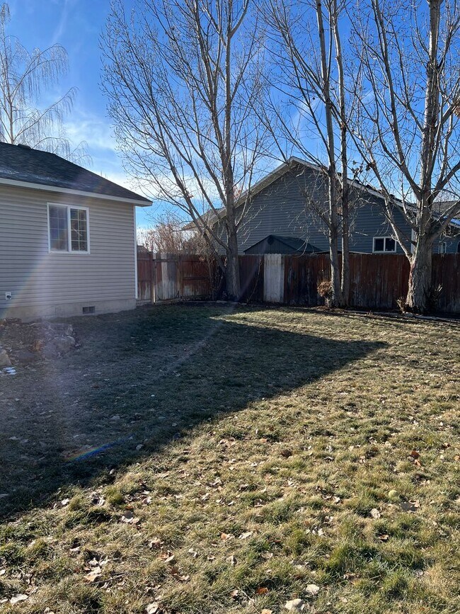 Building Photo - THIS IS A LEASE TAKEOVER - PLEASE CONTACT ...