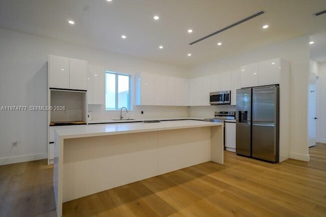 Building Photo - 112 NW 24th Ct