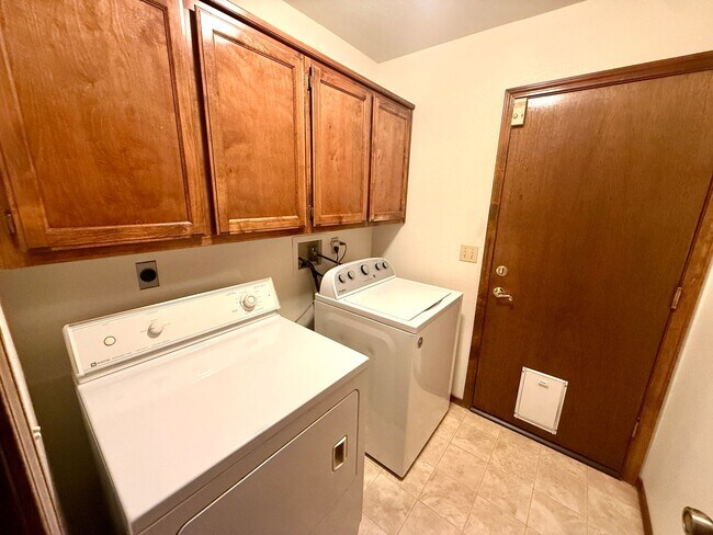 Building Photo - Spacious 3BR Cul-de-Sac Home with Bonus Room, New Carpet & Split Floor Plan!