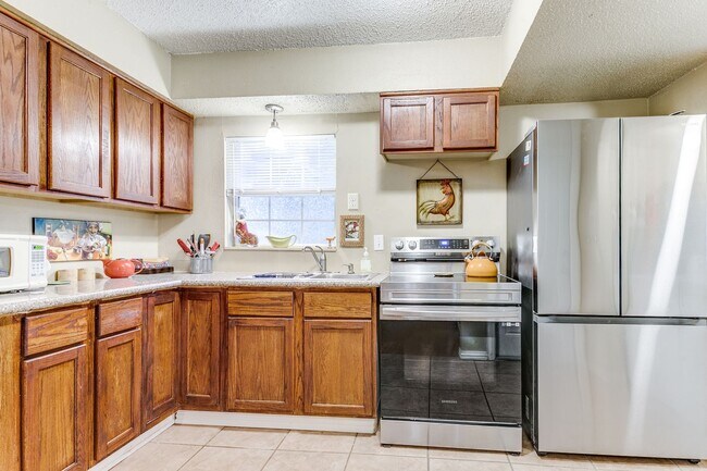 Building Photo - 2-BEDROOM DUPLEX IN WILSHIRE TERRACE