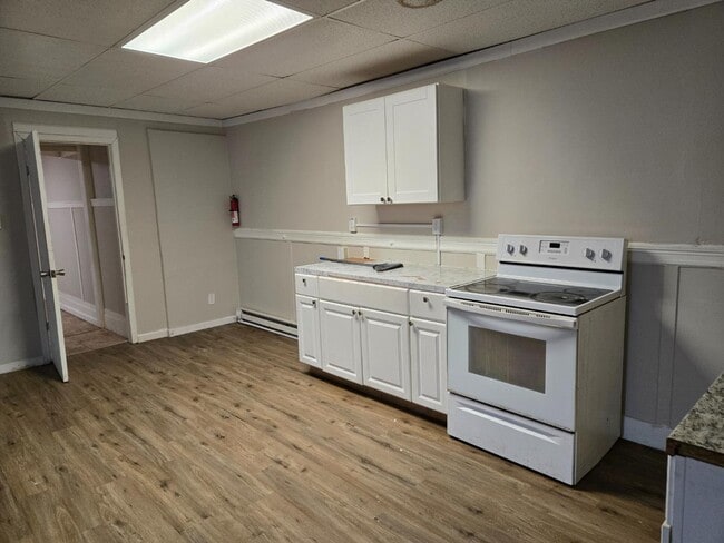 Building Photo - 300 William St