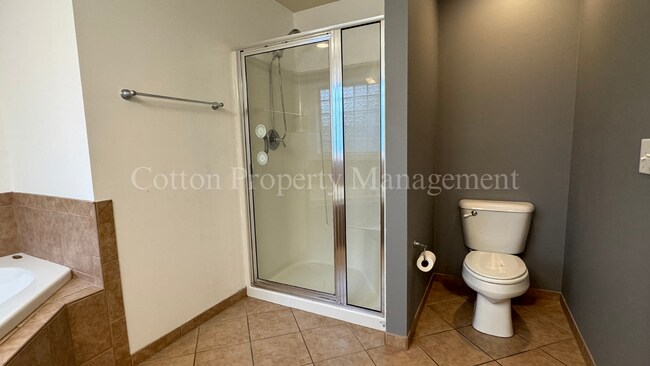 Building Photo - 4BR/3BA Well appointed home in the gated c...