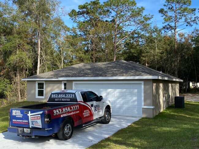 Building Photo - Custom Home - Desirable SW Dunnellon Neighborhood 3/2/2  Won't Last
