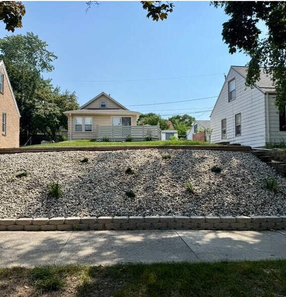 Building Photo - 236 S 78th St