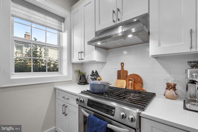 Building Photo - 16 17th St NE