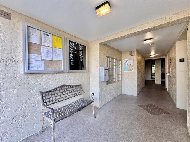 Building Photo - 2700 Cove Cay Dr