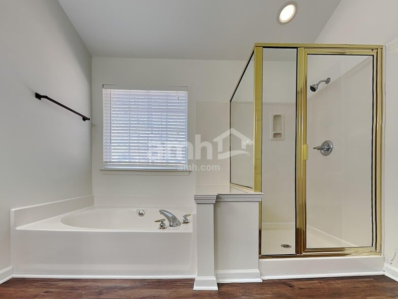 Building Photo - 406 Glencrest Dr