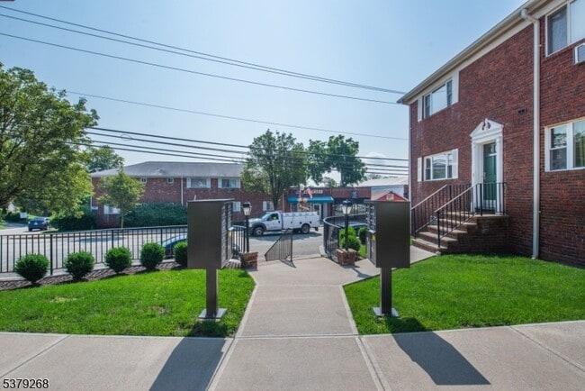 Building Photo - 101 N Beverwyck Rd