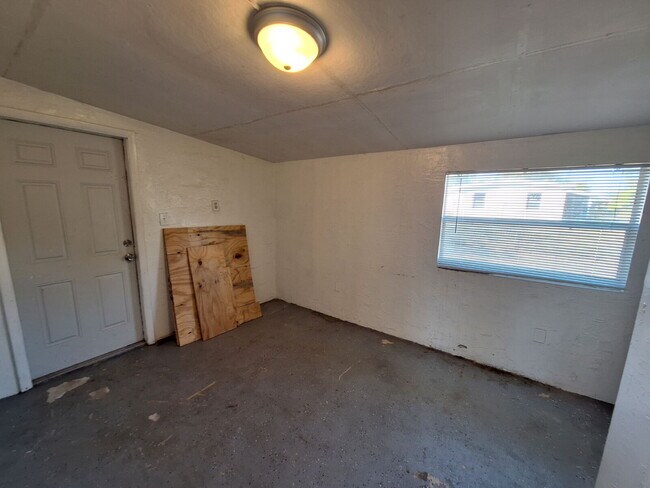 Building Photo - 3/2 Single Family Home available in Pt Charlotte