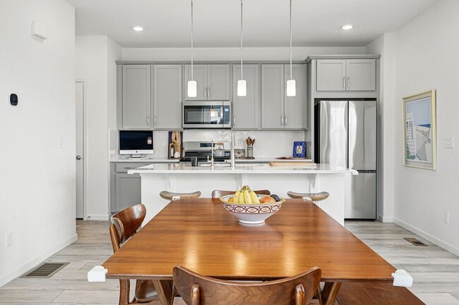 Building Photo - Spacious 3BR/3BA Townhome-Available NOW!