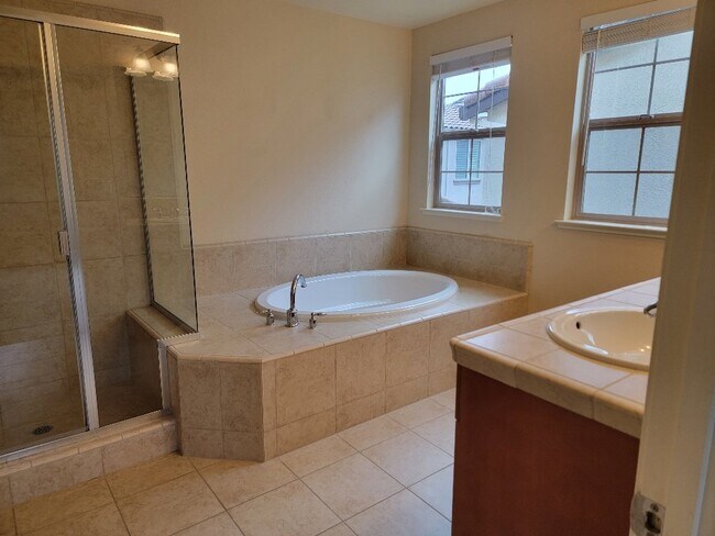Building Photo - 3 Bedroom 3 bath house with a loft for rent in Folsom in the Parkway.  Solar & 240V Electric Car ...