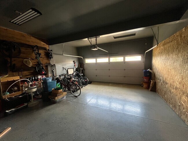Building Photo - Beautiful single-family home in Berthoud!