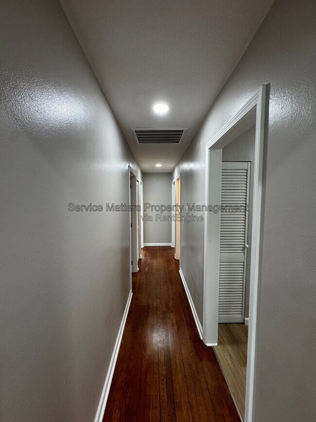 Building Photo - 707 Woodmere Dr